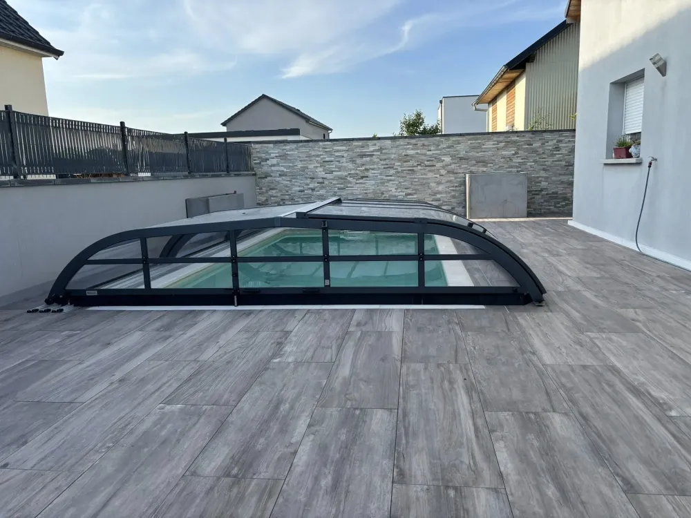 Terrasse autour de la piscine